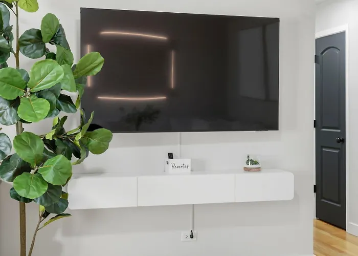 3br Near O'hare • Office • Coffee Bar • Sleeps 9 Appartement Chicago