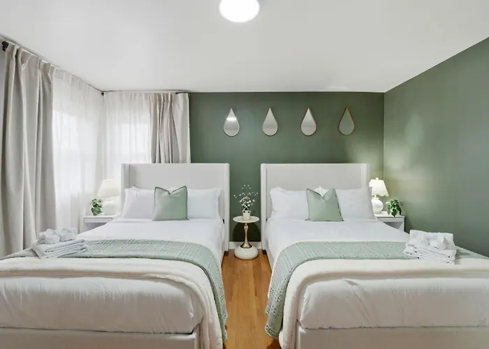 3br Near O'hare • Office • Coffee Bar • Sleeps 9 *