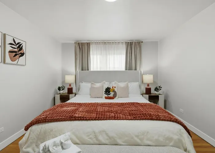 3br Near O'hare • Office • Coffee Bar • Sleeps 9 Appartement *