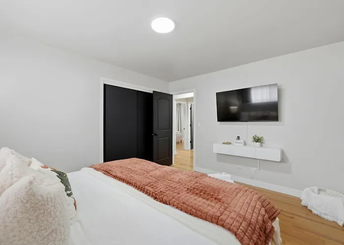 3br Near O'hare • Office • Coffee Bar • Sleeps 9 Chicago