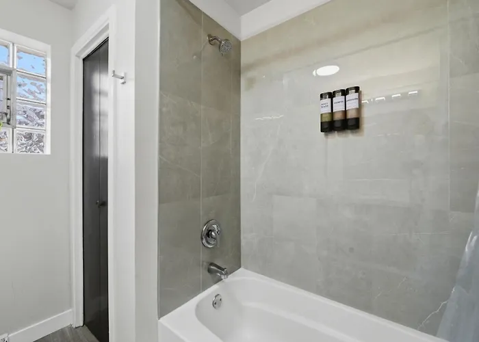 3br Near O'hare • Office • Coffee Bar • Sleeps 9