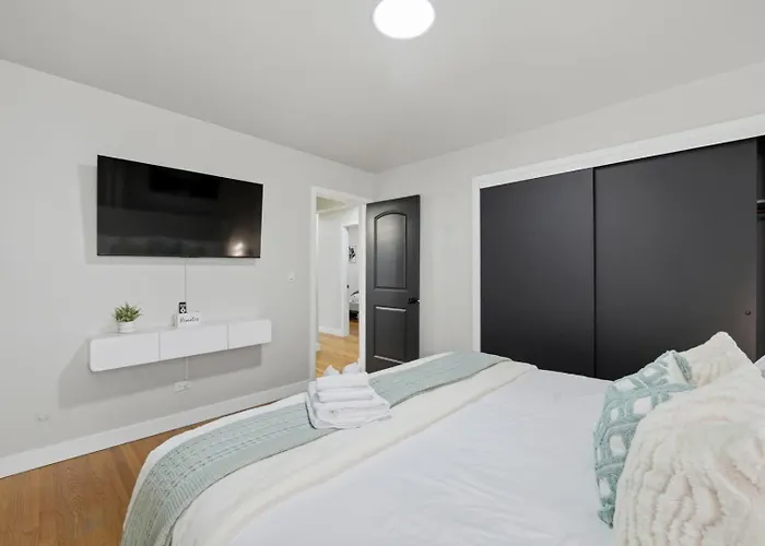 3br Near O'hare • Office • Coffee Bar • Sleeps 9 Appartement Chicago