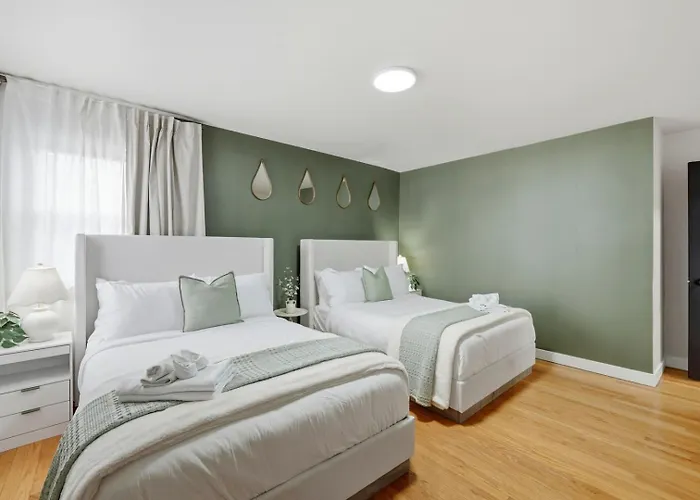 3br Near O'hare • Office • Coffee Bar • Sleeps 9 Appartement