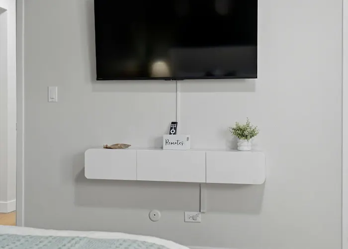 3br Near O'hare • Office • Coffee Bar • Sleeps 9 Appartement *