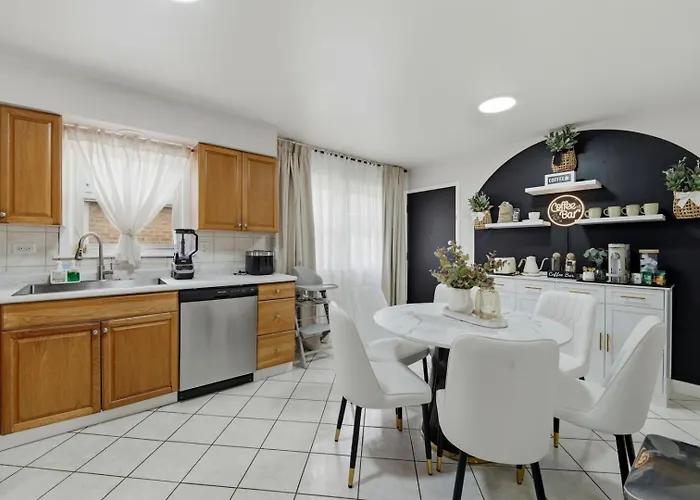 3br Near O'hare • Office • Coffee Bar • Sleeps 9 Appartement *