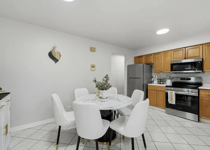 Appartement 3br Near O'hare • Office • Coffee Bar • Sleeps 9 *